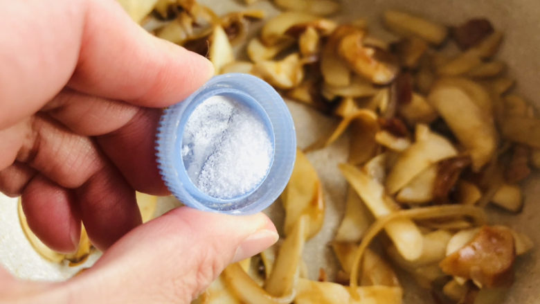 青椒炒杏鲍菇,加入适合自己口味的食盐,大火快速翻炒均匀。