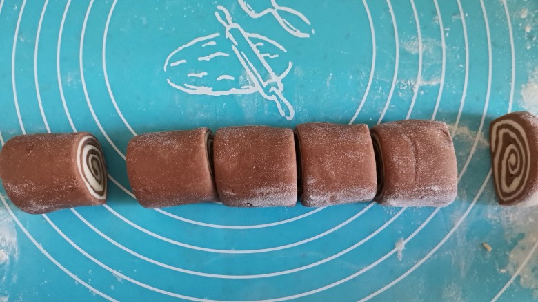 可可双色馒头卷,再分别切成大小均匀的馒头,边缘不齐的切掉,可以2头凑一起揉成圆形馒头