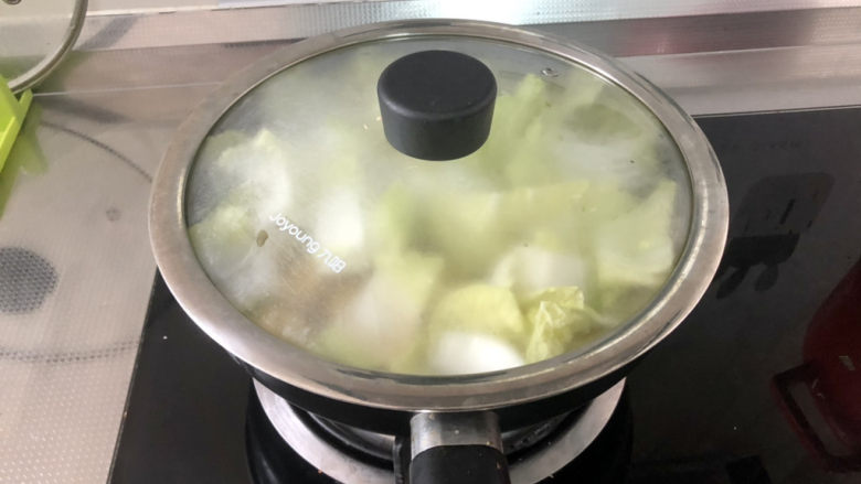 金针菇日本豆腐,煮开后,加盖小火炖煮四分钟