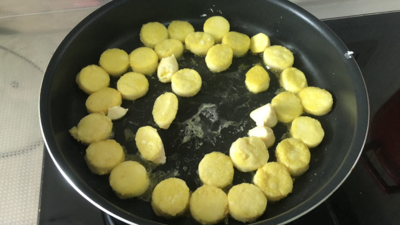 金针菇日本豆腐,一面煎到定型微焦翻面继续煎,煎到两面焦黄即可