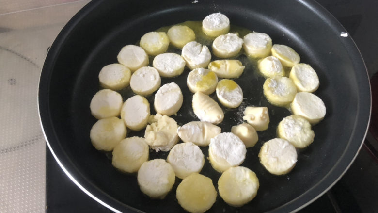 金针菇日本豆腐,平底锅加少许食用油,油温热,摆上日本豆腐,中小火煎