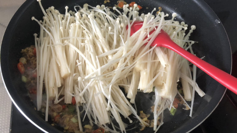金针菇日本豆腐,下金针菇,中火煸炒变软