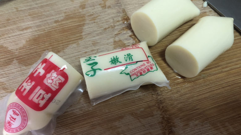 金针菇日本豆腐,日本豆腐从中间切段,一挤就可以去掉包装