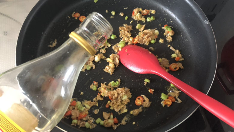金针菇日本豆腐,淋一茶匙料酒,煸炒去腥