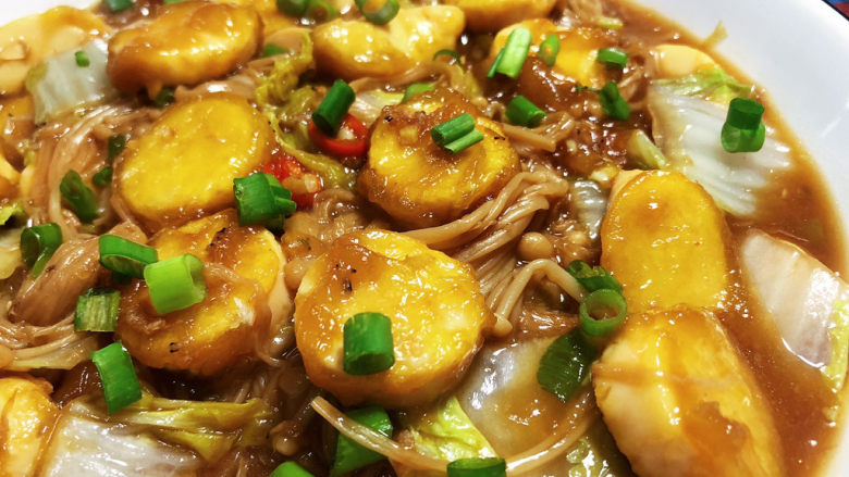金针菇日本豆腐,这道菜做法简单,日本豆腐香嫩,金针菇滑嫩,咸鲜味美,还有吸收了汤汁的娃娃菜,营养全面健康美味。喜欢的小伙伴们一起来看看吧