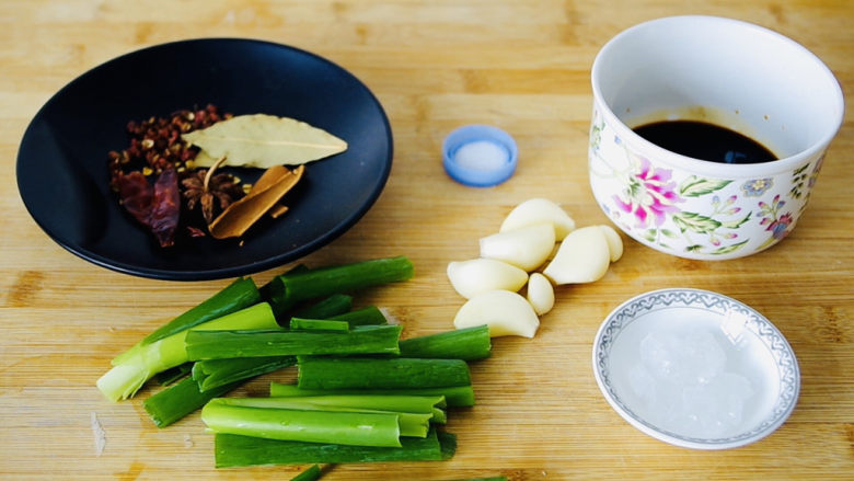 白切猪肝,先把需要的食材提前准备好。