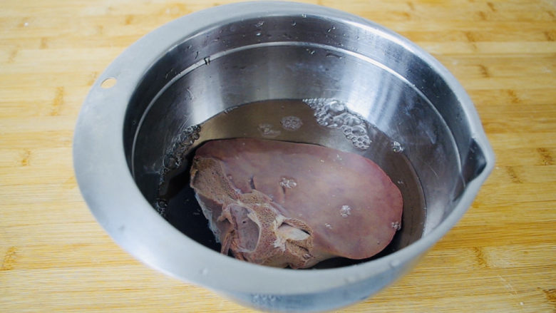 白切猪肝,买回来的<a style='color:red;display:inline-block;' href='/shicai/ 419'>猪肝</a>先用清水浸泡两小时以上,中间要记得用清水多冲洗几遍。