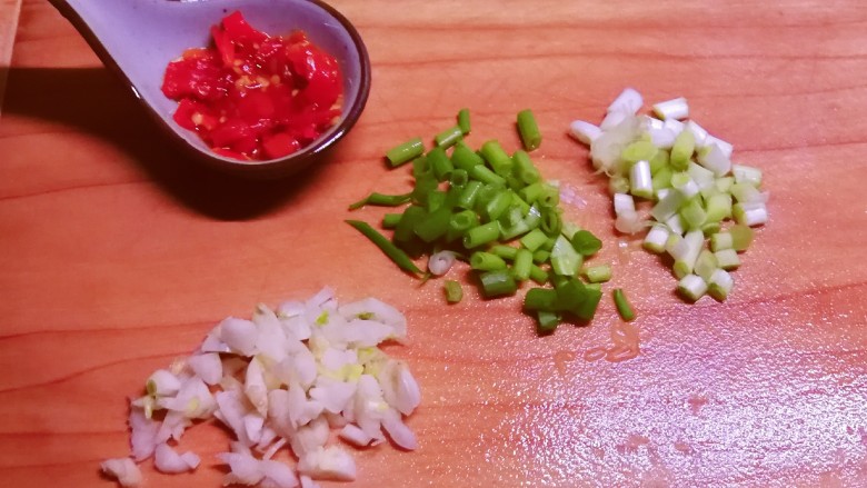 金针菇日本豆腐,<a style='color:red;display:inline-block;' href='/shicai/ 157'>小葱</a>和蒜切碎 葱白葱绿分开。