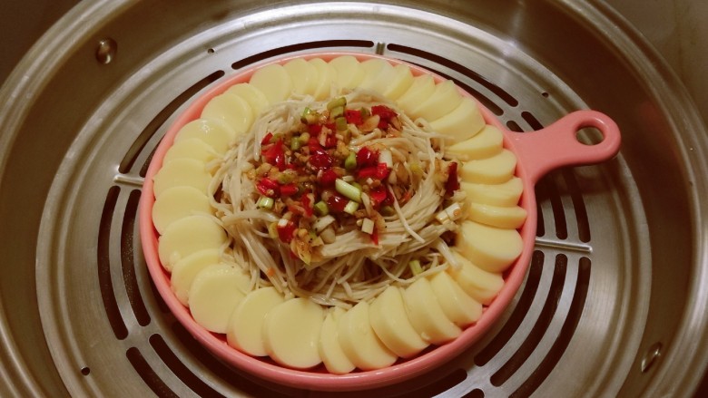 金针菇日本豆腐,放入蒸锅,水烧开后蒸10分钟。