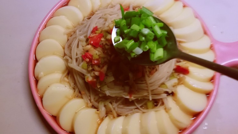 金针菇日本豆腐,出锅,撒上葱绿。