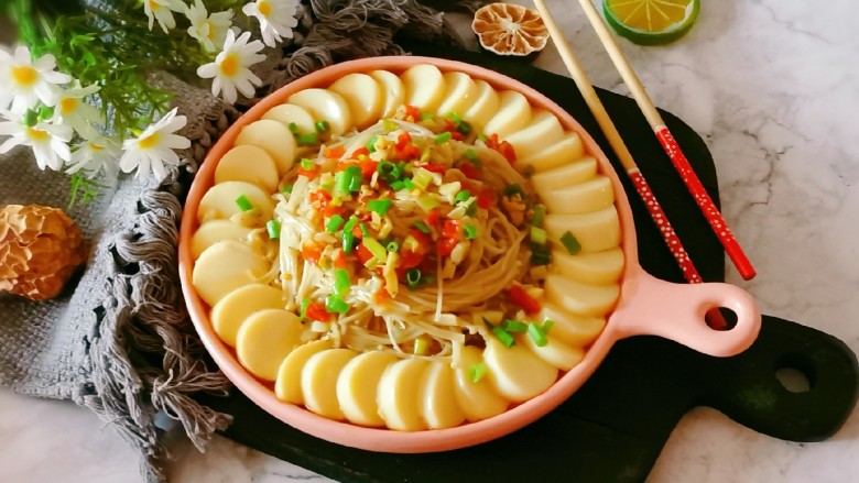 金针菇日本豆腐,香味扑鼻,上桌了。
