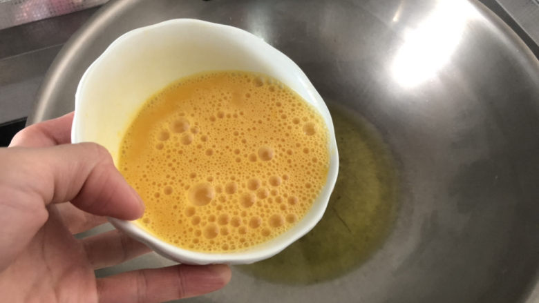 培根炒蛋➕西芹培根炒蛋,热锅冷油,油温热,下蛋液,中火滑炒成形,