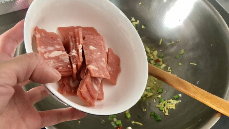 培根炒蛋➕西芹培根炒蛋,下培根,煸炒出油
