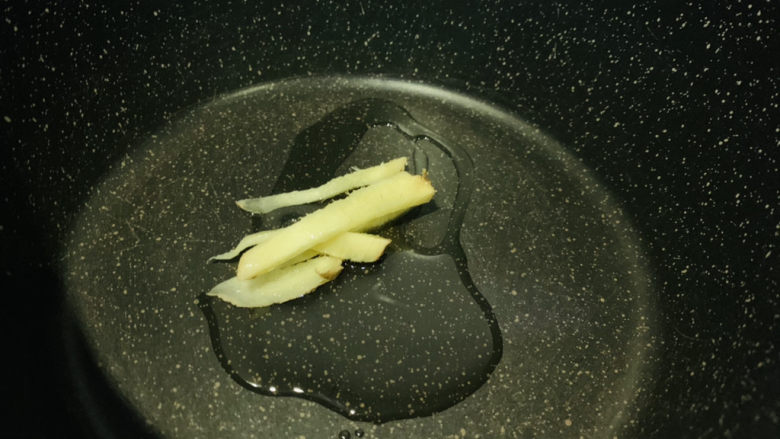 卤鸡翅尖,热锅,加食用油加生姜,炒香
