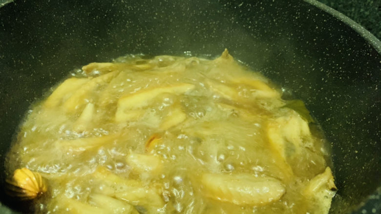 卤鸡翅尖,转中小火,卤20分钟