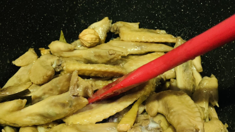 卤鸡翅尖,继续翻炒一下,加入<a style='color:red;display:inline-block;' href='/shicai/ 911'>可乐</a>