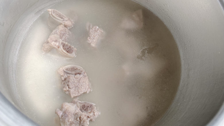 鹌鹑蛋烧排骨,然后放在高压锅中压个10分钟,汤可用来煮面当高汤。