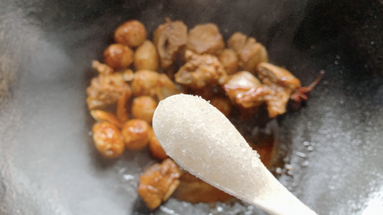 鹌鹑蛋烧排骨,最后点上适量<a style='color:red;display:inline-block;' href='/shicai/ 10588'>糖</a>,可让酱汁烧出盈亮色泽,附着在排骨之上~