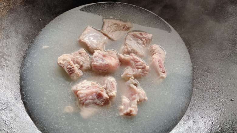 鹌鹑蛋烧排骨,排骨切块,入锅中汆烫