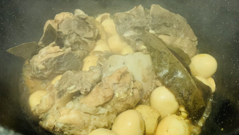鹌鹑蛋烧排骨,收汁,起锅