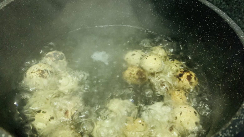 鹌鹑蛋烧排骨,大火煮开,转中火煮5分钟,捞起,剥壳
