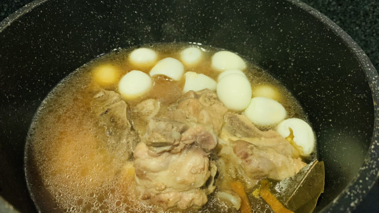 鹌鹑蛋烧排骨,加入鹌鹑蛋,开大火