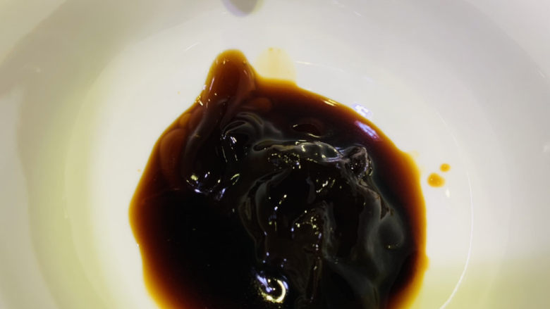 干锅千页豆腐,加1勺<a style='color:red;display:inline-block;' href='/shicai/ 721'>蚝油</a>,再加2勺清水,搅拌均匀料汁,待用