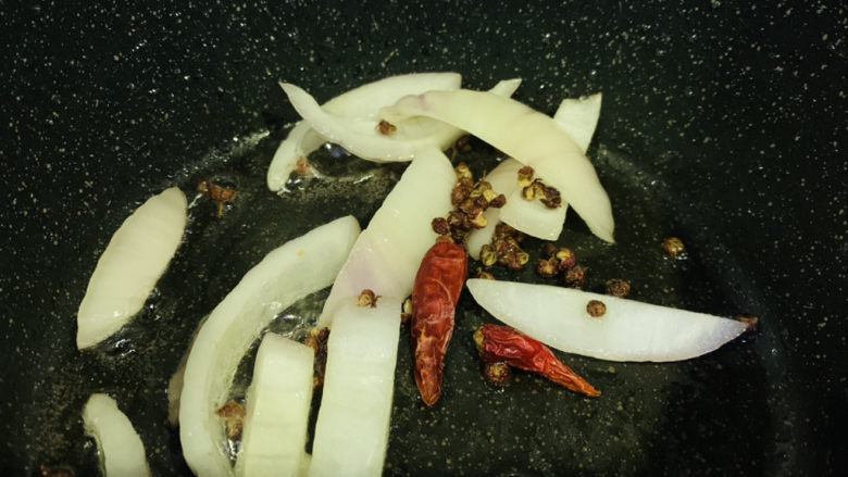 干锅千页豆腐,加入花椒和辣椒,转小火,炒香