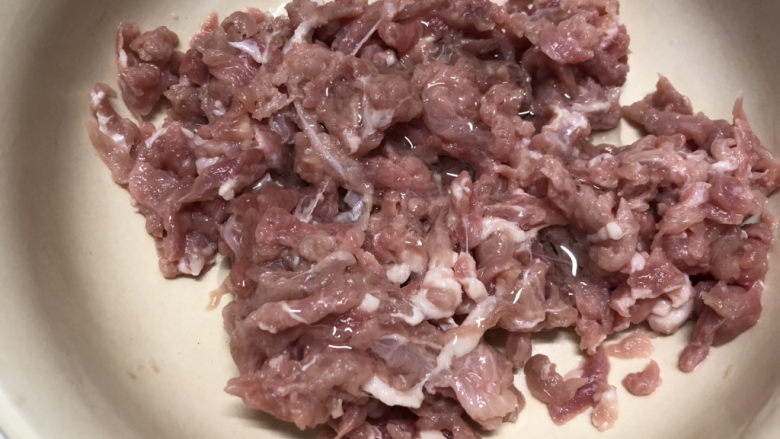 雪菜炒肉丝,再加入一点是食用油捏匀