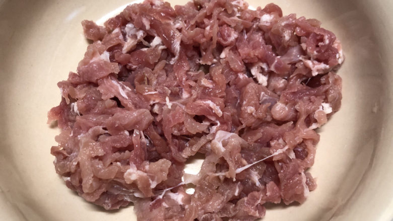 雪菜炒肉丝,猪<a style='color:red;display:inline-block;' href='/shicai/ 4613'>肉丝</a>洗干净,捏去水分