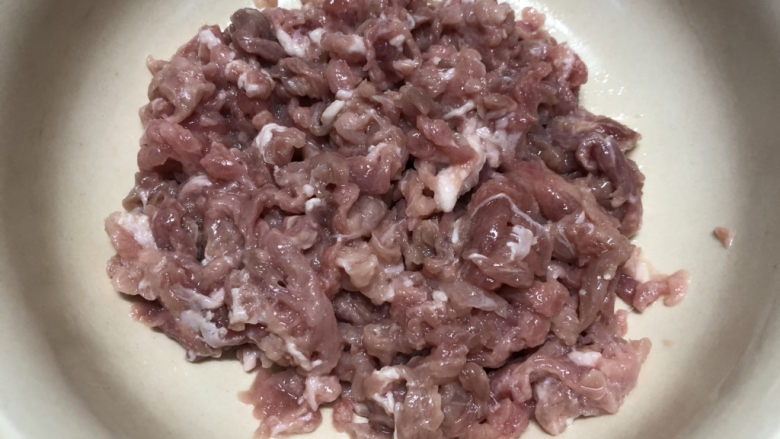 雪菜炒肉丝,加入食用油后，下锅容易滑散