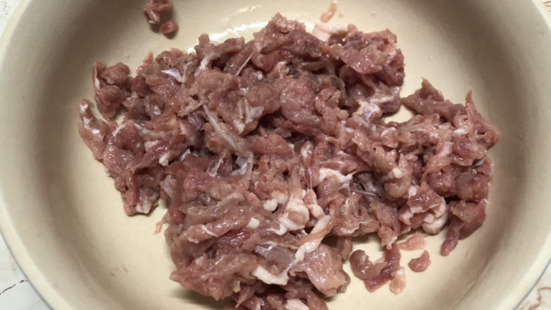 雪菜炒肉丝,捏至这样有点粘,有点上劲的感觉