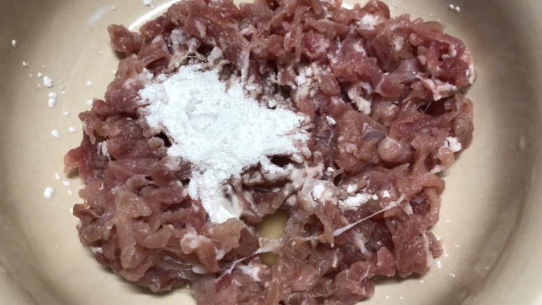 雪菜炒肉丝,加入<a style='color:red;display:inline-block;' href='/shicai/ 718'>料酒</a>,淀粉