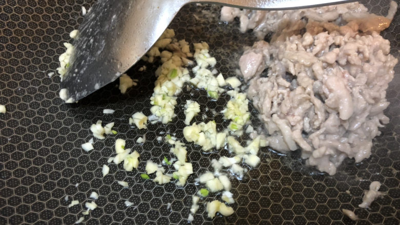 雪菜炒肉丝,再加一点油,加入蒜末炒出香味