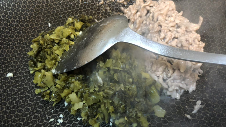 雪菜炒肉丝,倒入雪菜翻炒,雪菜的香味一下就激发出来了