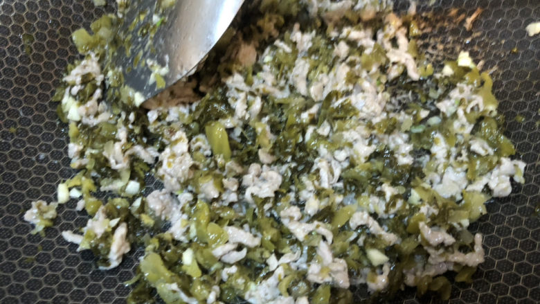 雪菜炒肉丝,一起炒匀,今天肉丝有点多了