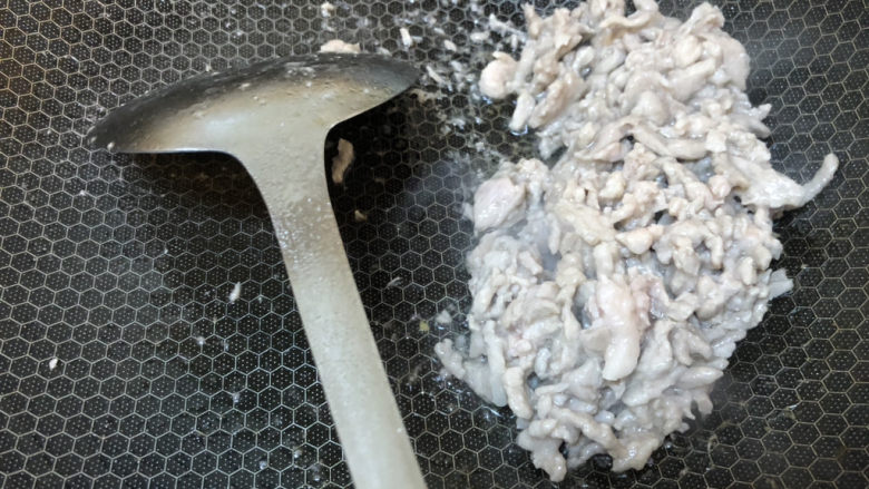 雪菜炒肉丝,炒至发白断生,先把肉丝拨在一边