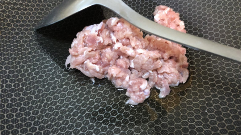雪菜炒肉丝,先倒入肉丝,立即滑散