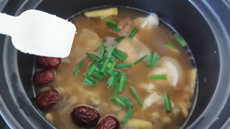 黄豆猪脚汤,炖好加入味精提鲜,散上<a style='color:red;display:inline-block;' href='/shicai/ 3250'>葱</a>花出锅