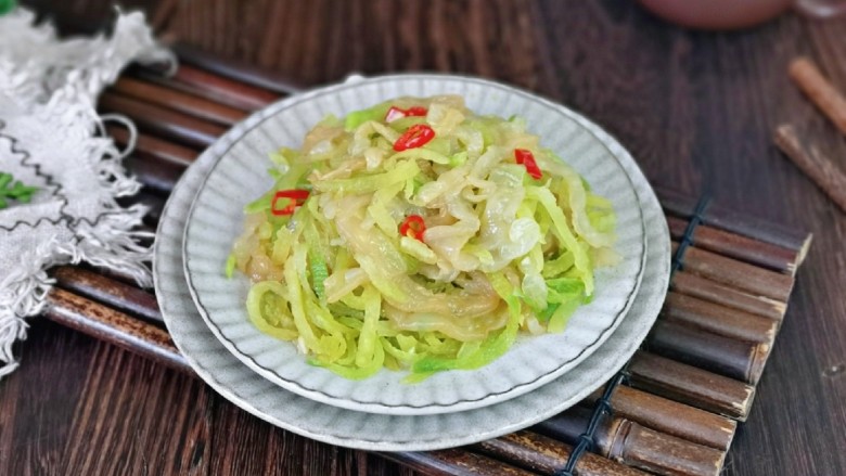 凉拌海蜇头,质脆而韧,清淡爽口,是宴客常用的佐酒佳肴。