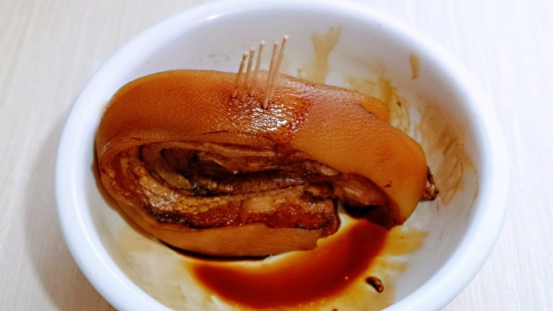 梅干菜烧肉,煮好的五花肉趁热淋上<a style='color:red;display:inline-block;' href='/shicai/ 762'>老抽</a>上色,并用牙签在肉皮上扎小眼,为了更好的入味。