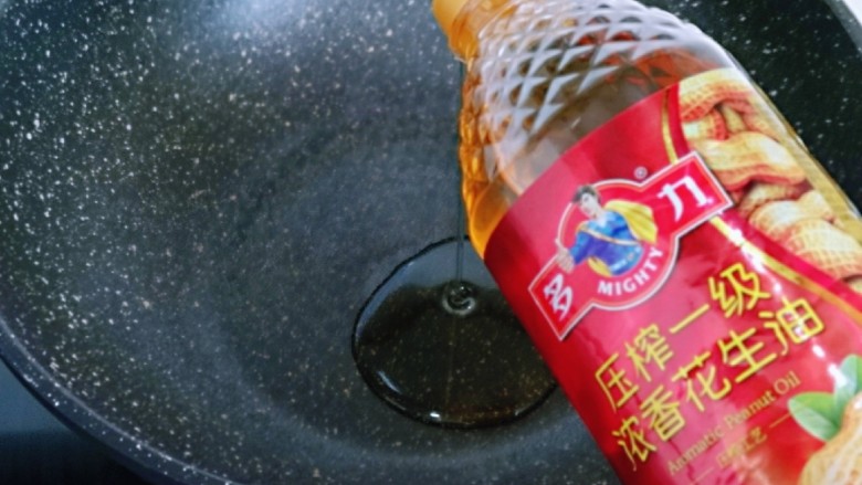 梅干菜烧肉,起锅,倒入花生油至5成热。