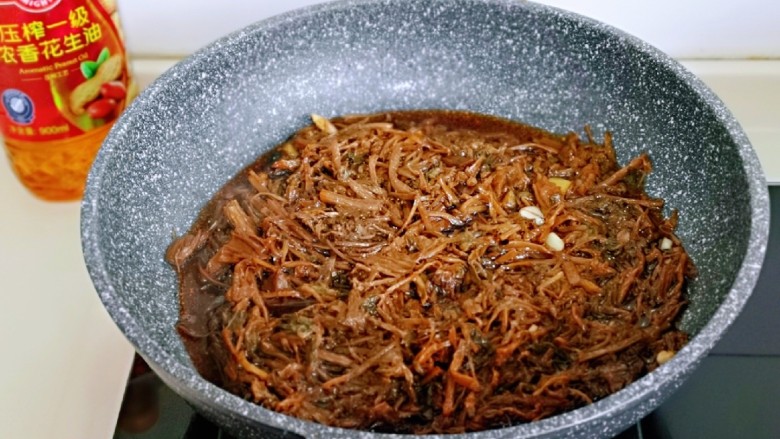 梅干菜烧肉,倒入调味汁,再加入少许热水。小火煮至10分钟。