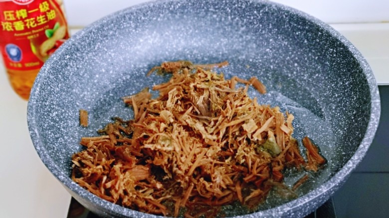 梅干菜烧肉,再加入泡好的梅干菜,<a style='color:red;display:inline-block;' href='/shicai/ 695'>八角</a>煸炒。