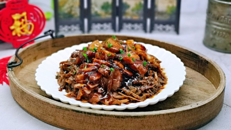 梅干菜烧肉,撒上葱花,五花肉肥而不腻,太好吃了。