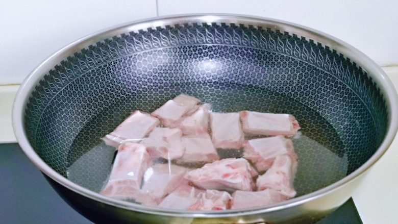 排骨糯米饭,排骨焯水: 冷水下锅,烧开后煮2分钟,捞出温水冲洗淋干水分备用。