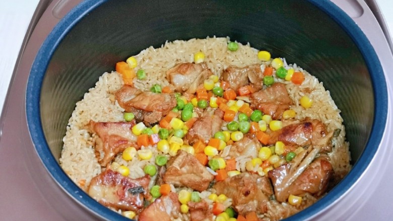 排骨糯米饭,内胆放入饭煲中,煮饭模式即可,香喷喷的排骨焖糯米饭。