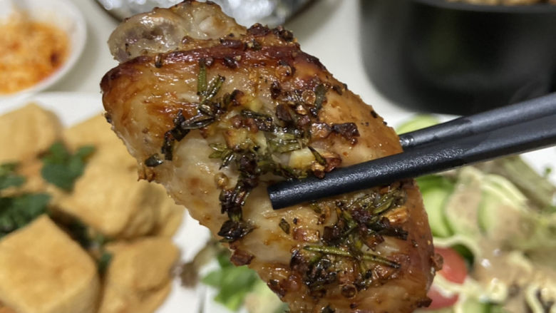 枫糖黄油烤鸡翅,最后再给每块鸡翅挤上几滴柠檬汁,爽歪歪,开吃!