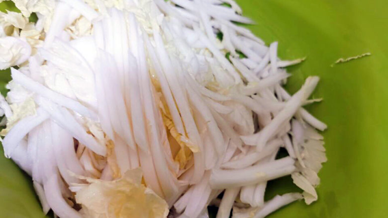 官帽馄饨,帮子切丝