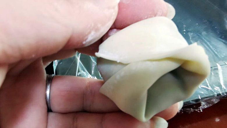 官帽馄饨,左右两边粘紧